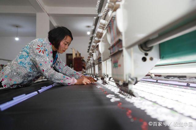 苗族90后姑娘解毅力成 一套2600元的苗繡服裝，年銷千套賺30萬